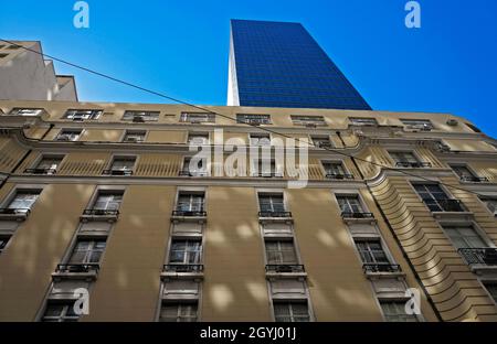RIO DE JANEIRO, BRASILIEN - 26. AUGUST 2017: Gelbe Fassade und Wolkenkratzer in der Innenstadt