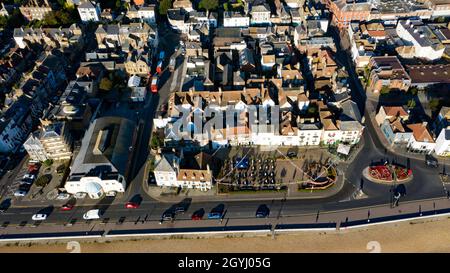 Nahaufnahme, Luftaufnahme von Deal Seafront, zeigt den Port Arms, das Time Ball Tower Museum und den Regent Stockfoto