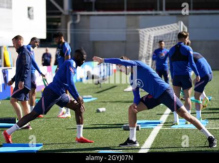 Die englischen Fikayo Tomori und Jordan Henderson während einer Trainingseinheit im Estadi Nacional, Andorra. Bilddatum: Freitag, 8. Oktober 2021. Stockfoto