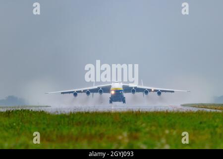 hoersching, österreich, 07. oktober 2021, Abflug der antonov an-22 mrija, dem größten Flugzeug der Welt, am Flughafen linz Stockfoto