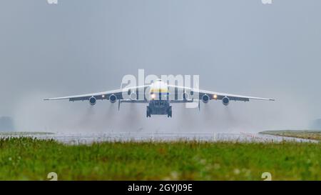 hoersching, österreich, 07. oktober 2021, Abflug der antonov an-22 mrija, dem größten Flugzeug der Welt, am Flughafen linz Stockfoto