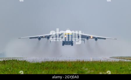 hoersching, österreich, 07. oktober 2021, Abflug der antonov an-22 mrija, dem größten Flugzeug der Welt, am Flughafen linz Stockfoto