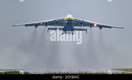 hoersching, österreich, 07. oktober 2021, Abflug der antonov an-22 mrija, dem größten Flugzeug der Welt, am Flughafen linz Stockfoto