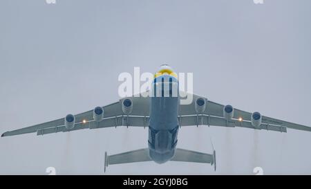 hoersching, österreich, 07. oktober 2021, Abflug der antonov an-22 mrija, dem größten Flugzeug der Welt, am Flughafen linz Stockfoto