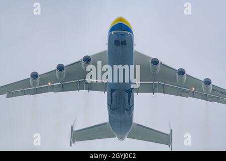 hoersching, österreich, 07. oktober 2021, Abflug der antonov an-22 mrija, dem größten Flugzeug der Welt, am Flughafen linz Stockfoto