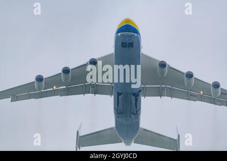 hoersching, österreich, 07. oktober 2021, Abflug der antonov an-22 mrija, dem größten Flugzeug der Welt, am Flughafen linz Stockfoto