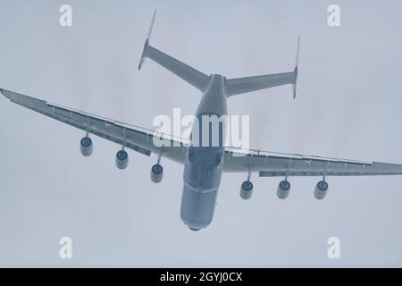 hoersching, österreich, 07. oktober 2021, Abflug der antonov an-22 mrija, dem größten Flugzeug der Welt, am Flughafen linz Stockfoto