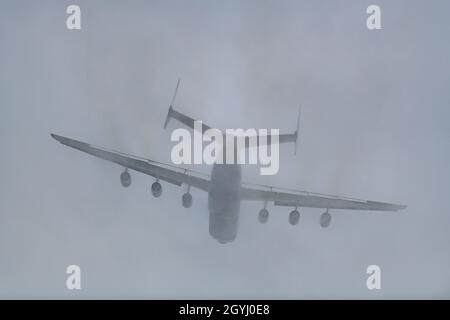 hoersching, österreich, 07. oktober 2021, Abflug der antonov an-22 mrija, dem größten Flugzeug der Welt, am Flughafen linz Stockfoto