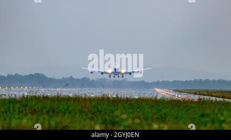 hoersching, österreich, 07. oktober 2021, Ankunft einer boeing 747 Fracht, die von Silk Way Airlines am Flughafen linz betrieben wird Stockfoto