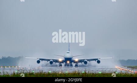 hoersching, österreich, 07. oktober 2021, Ankunft einer boeing 747 Fracht, die von Silk Way Airlines am Flughafen linz betrieben wird Stockfoto