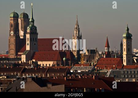 Die Isar und die St.-Lukas-Kirche, die größte evangelische Kirche in München. Stockfoto