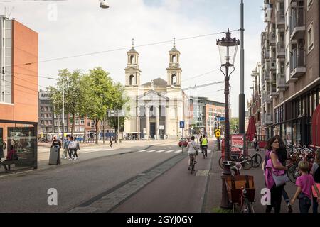 Ein Blick auf den Waterlooplein mit der Moses- und Aaron-Kirche im Hintergrund in Amsterdam, Niederlande Stockfoto