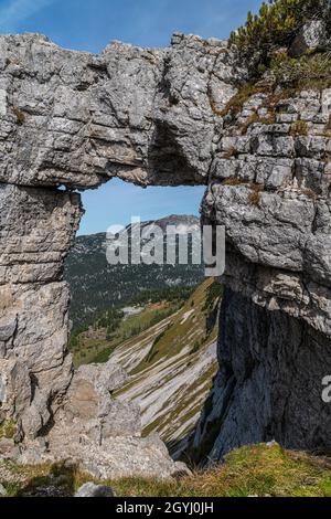 Durch Loserfenster eine natürliche Fenster in die Berge (Verlierer, Salzkammergut, Österreich) Stockfoto