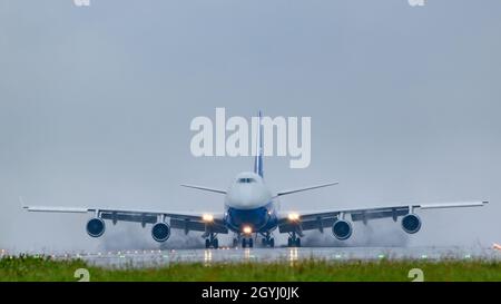 hoersching, österreich, 07. oktober 2021, Ankunft einer boeing 747 Fracht, die von Silk Way Airlines am Flughafen linz betrieben wird Stockfoto