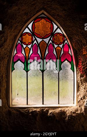 Glasfenster in der Grotto Fernery, Swiss Garden, Shuttleworth Collection, Old Warden, Bedfordshire, England. Stockfoto