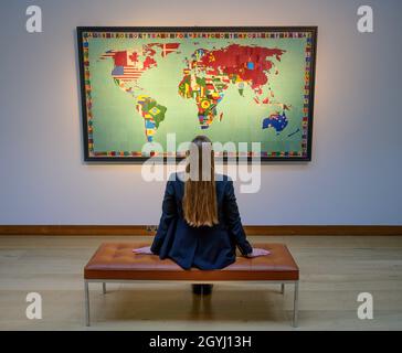 Christie's, London, Großbritannien. Okt. 2021. Werke von Jean-Michel Basquiat, Peter Doig, David Hockney und Bridget Riley sind im Evening Sale des 20./21. Jahrhunderts zu sehen, darunter auch italienische Werke. Bild: ALIGHIERO BOETTI (1940-1994), Mappa, 1988-1989. Schätzung: £1,200,000 - 1,800,000. Quelle: Malcolm Park/Alamy Live News Stockfoto