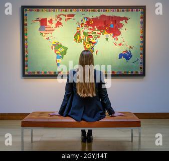 Christie's, London, Großbritannien. Okt. 2021. Werke von Jean-Michel Basquiat, Peter Doig, David Hockney und Bridget Riley sind im Evening Sale des 20./21. Jahrhunderts zu sehen, darunter auch italienische Werke. Bild: ALIGHIERO BOETTI (1940-1994), Mappa, 1988-1989. Schätzung: £1,200,000 - 1,800,000. Quelle: Malcolm Park/Alamy Live News Stockfoto