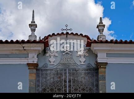 SAO JOAO DEL REI, MINAS GERAIS, BRASILIEN - 26. JANUAR 2020: Detail der Friedhoffassade (1836) im historischen Zentrum Stockfoto