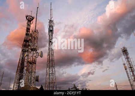 SAO JOAO DEL REI, MINAS GERAIS, BRASILIEN - 26. JANUAR 2020: Telefonie- und Telekommunikationstürme in der Abenddämmerung Stockfoto