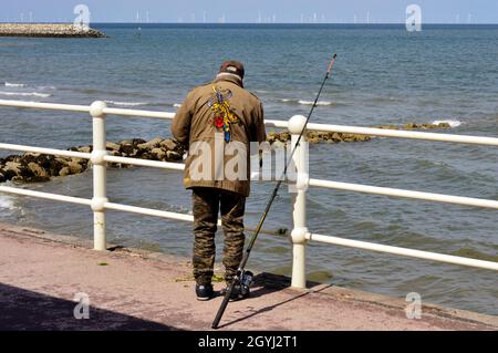 COLWYN BAY. CONWY COUNTY. WALES. 06-19-21. Rhos on Sea, ein Seeangler, der von der Promenade aus angeln kann. Stockfoto