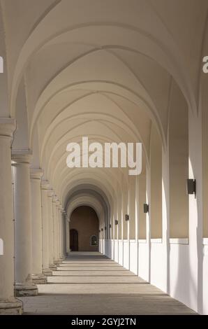 Dresden, Sachsen, Deutschland: Die Arkaden des Stallhofes des Wohnpalastes aus der Augustusstraße. Stockfoto