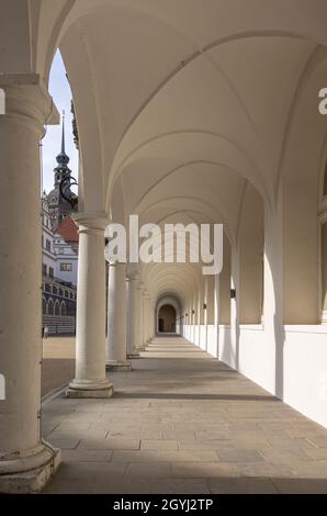 Dresden, Sachsen, Deutschland: Die Arkaden des Stallhofes des Wohnpalastes aus der Augustusstraße. Stockfoto