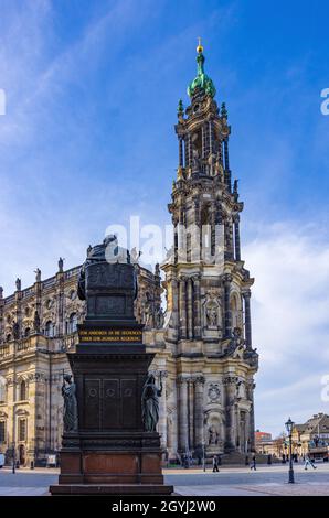 Dresden, Sachsen, Deutschland - 17. März 2015: Der Dom am Schlossplatz und davor das Denkmal zu Ehren Friedrich August I. Stockfoto