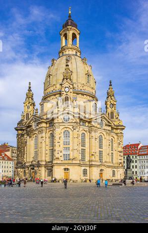 Dresden, Sachsen, Deutschland - 17. März 2015: Vor der weltberühmten Frauenkirche am Neumarkt tummeln sich zahlreiche Touristen. Stockfoto