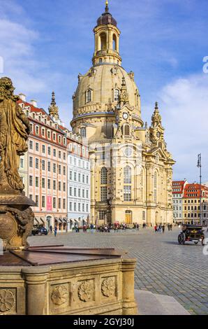 Dresden, Sachsen, Deutschland - 17. März 2015: Blick auf die Frauenkirche und den Friedensbrunnen mit Blick auf den Neumarkt vom Jüdenhof aus. Stockfoto