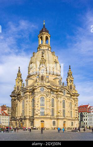 Dresden, Sachsen, Deutschland - 17. März 2015: Vor der weltberühmten Frauenkirche am Neumarkt tummeln sich zahlreiche Touristen. Stockfoto