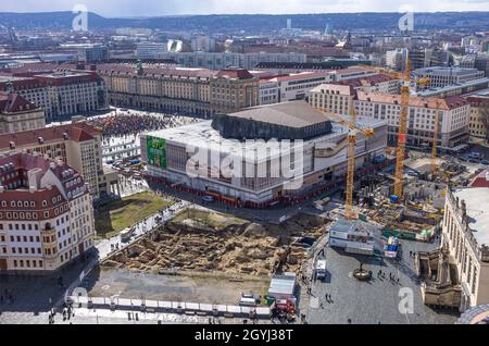 Dresden, Sachsen, Deutschland: Blick von oben auf eine archäologische Ausgrabungsstätte auf dem Neumarkt hinter dem Kulturpalast. Stockfoto