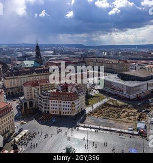 Dresden, Sachsen, Deutschland: Blick von oben auf eine archäologische Ausgrabungsstätte auf dem Neumarkt hinter dem Kulturpalast. Stockfoto