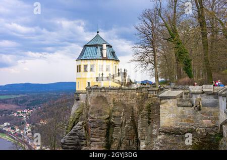 Festung Königstein, Sachsen, Deutschland - 11. April 2015: Blick auf die Friedrichsburg, sowie Blick auf die umliegende Sächsische Schweiz. Stockfoto