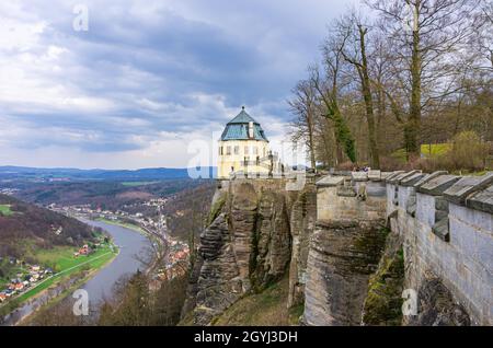 Festung Königstein, Sachsen, Deutschland - 11. April 2015: Blick auf die Friedrichsburg, sowie Blick auf die umliegende Sächsische Schweiz. Stockfoto