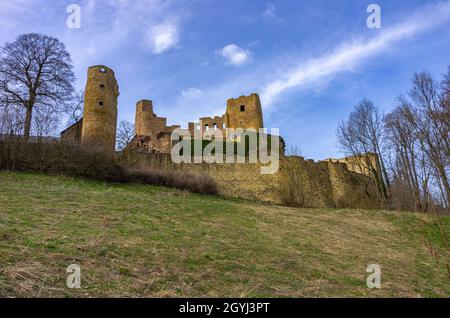 Frauenstein im Erzgebirge, Sachsen, Deutschland: Überreste der Burgruine Frauenstein aus dem Osten. Stockfoto