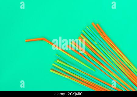 Bunte Cocktail-Trinkhalme auf blauem Hintergrund. Speicherplatz kopieren. Stockfoto