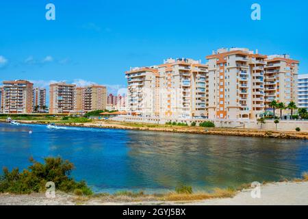 Blick auf den Kanal La Gola del Puerto, in La Manga del Mar Menor, Murcia, Spanien, der die Lagune und das Mittelmeer verbindet Stockfoto