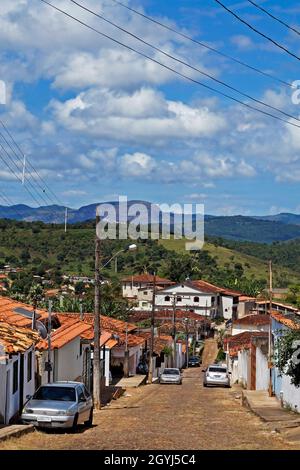 SERRO, MINAS GERAIS, BRASILIEN - 21. JANUAR 2019: Typische Straße in der historischen Stadt und die Landschaft im Hintergrund Stockfoto