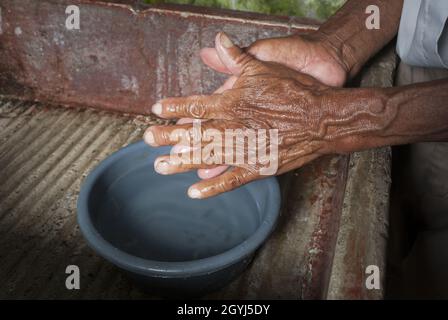 Männer waschen sich die Hände in Guatemala, Prävention von COVID-19 in Lateinamerika. Stockfoto