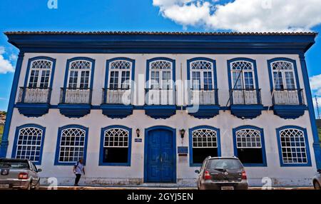 SERRO, MINAS GERAIS, BRASILIEN - 21. JANUAR 2019: Koloniale Fassade mit Balkonen Stockfoto