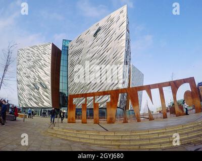 Titanic Belfast ist eine Besucherattraktion, ein Denkmal für das maritime Erbe von Belfast im Titanic Quarter, wo die RMS Titanic gebaut wurde. Stockfoto