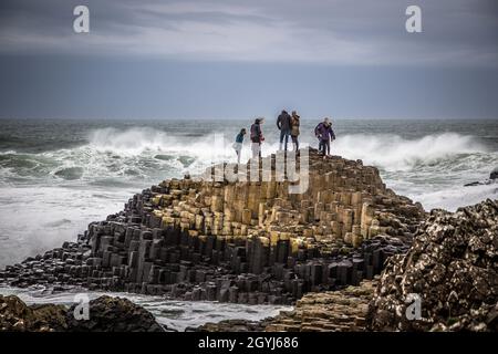 Der Giant's Causeway ist ein Gebiet mit etwa 40,000 ineinanderschließenden Basaltsäulen in der Grafschaft Antrim an der Nordküste von Nordirland. Stockfoto