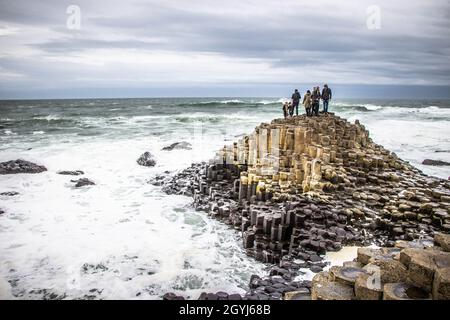 Der Giant's Causeway ist ein Gebiet mit etwa 40,000 ineinanderschließenden Basaltsäulen in der Grafschaft Antrim an der Nordküste von Nordirland. Stockfoto