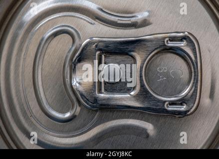 Ring ziehen, Aluminium kann ziehen Lasche, Ring ziehen Lasche, Dosenöffner Lasche, Lasche zum Öffnen der Dose oben, oben auf Aluminium-Getränkedose, Aluminium-Zinn-Ring ziehen Lasche Stockfoto