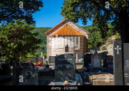 Podostrog, Budva - 23. September 2021: Kirche des heiligen Johannes des Theologen und Friedhof in der Nähe, Podostrog, Budva, Montenegro Stockfoto