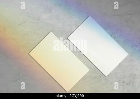 Zwei leere Visitenkartenmockups auf grauem Hintergrund Stockfoto