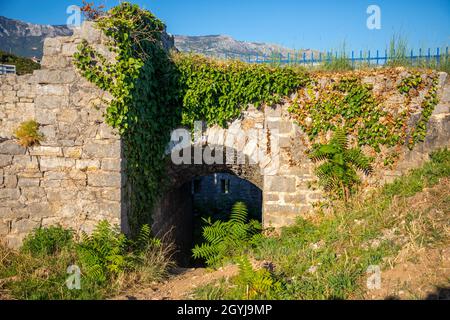 Ruinen der mittelalterlichen Festung Tvrdava Mogren am Ufer der Adria, Montenegro. Stockfoto