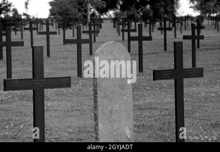 Gescannte Archivbilder eines vergangenen Frankreichs im Jahr 1984. Kriegsgräber mit einem jüdischen Soldatengrabstein an den Kreuzen auf einem deutschen Friedhof. Stockfoto