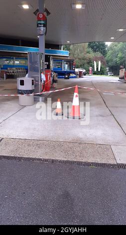 Kraftstoffkrise geschlossene Kraftstoffpumpen Kegel und Bandbarriere, Pumpenschlauchauslöser in Plastiktüten eingewickelt, Panik beim Kauf und Mangel an Tankwagenfahrern Stockfoto