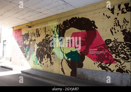 Europa, Italien, Lombardei, Mailand, Bezirk Ortica. Street Art mit Wandmalereien aus dem "or.Me Ortica Memoria' Projekt. Die Wand will sich erinnern und behalten Stockfoto